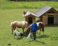 Basti vor dem Ziegenstall