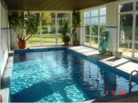 das hofeigene Hallenbad